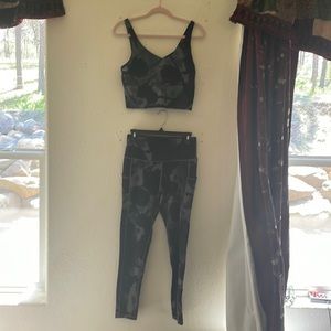 Oalka “Ink Cloud” leggings (M) with matching Sports Bra (L).